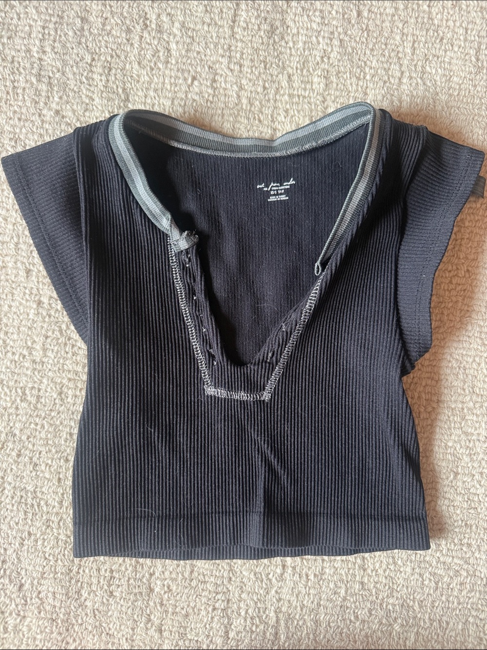 Small/ extra small Black Ribbed Girls' V-Neck Crop Top - (urban outfitters)